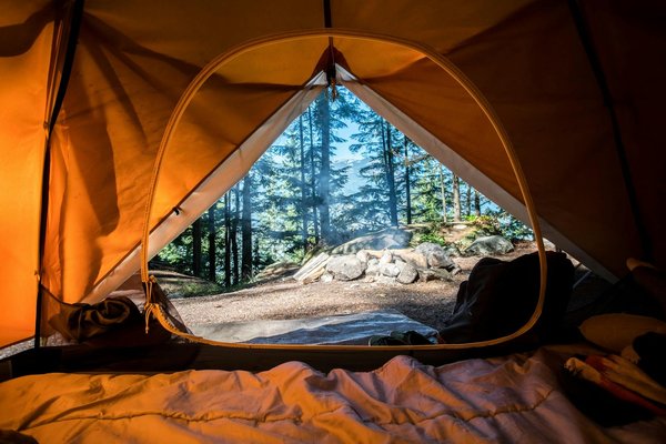 Quelles sont les meilleures pratiques pour un camping en zone de haute montagne en été?