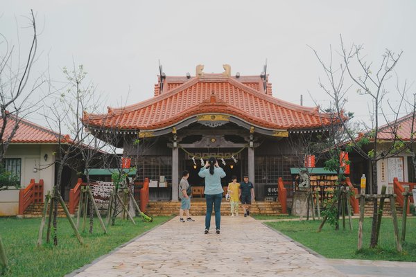 Comment découvrir les traditions architecturales des villages berbères dans l'Atlas marocain ?